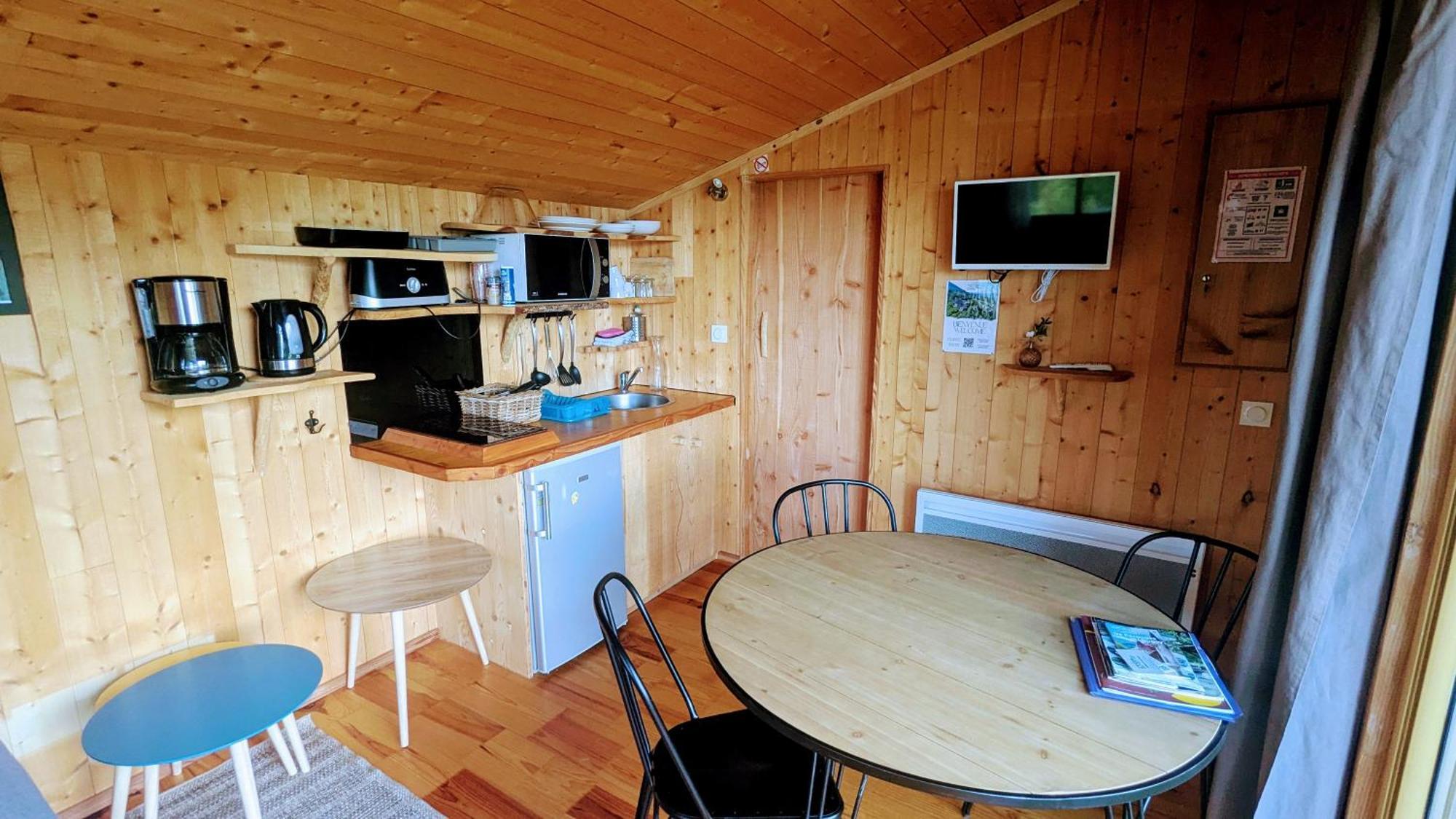 Cabanes Et Lodges Du Belvedere Serrieres-sur-Ain Dış mekan fotoğraf