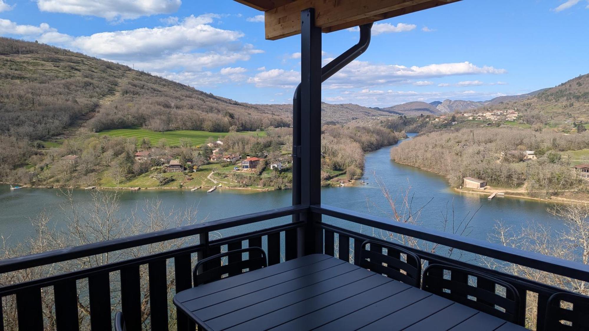 Cabanes Et Lodges Du Belvedere Serrieres-sur-Ain Dış mekan fotoğraf