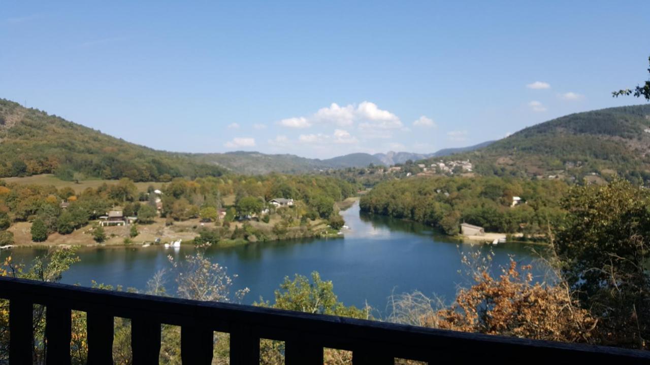 Cabanes Et Lodges Du Belvedere Serrieres-sur-Ain Dış mekan fotoğraf